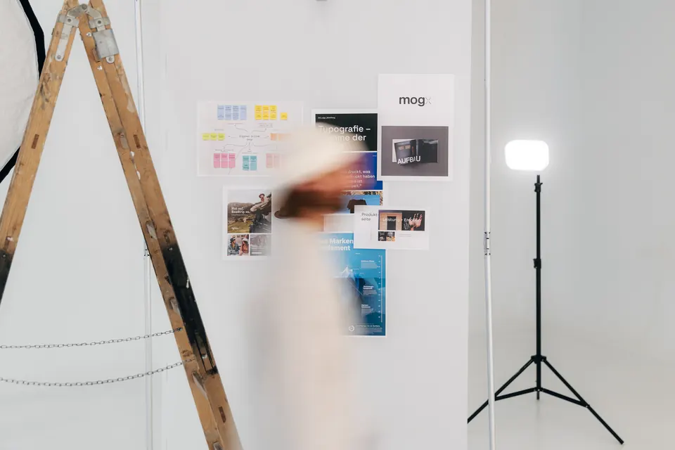 Workshop-Location mit Ideen und Materialien an der Wand