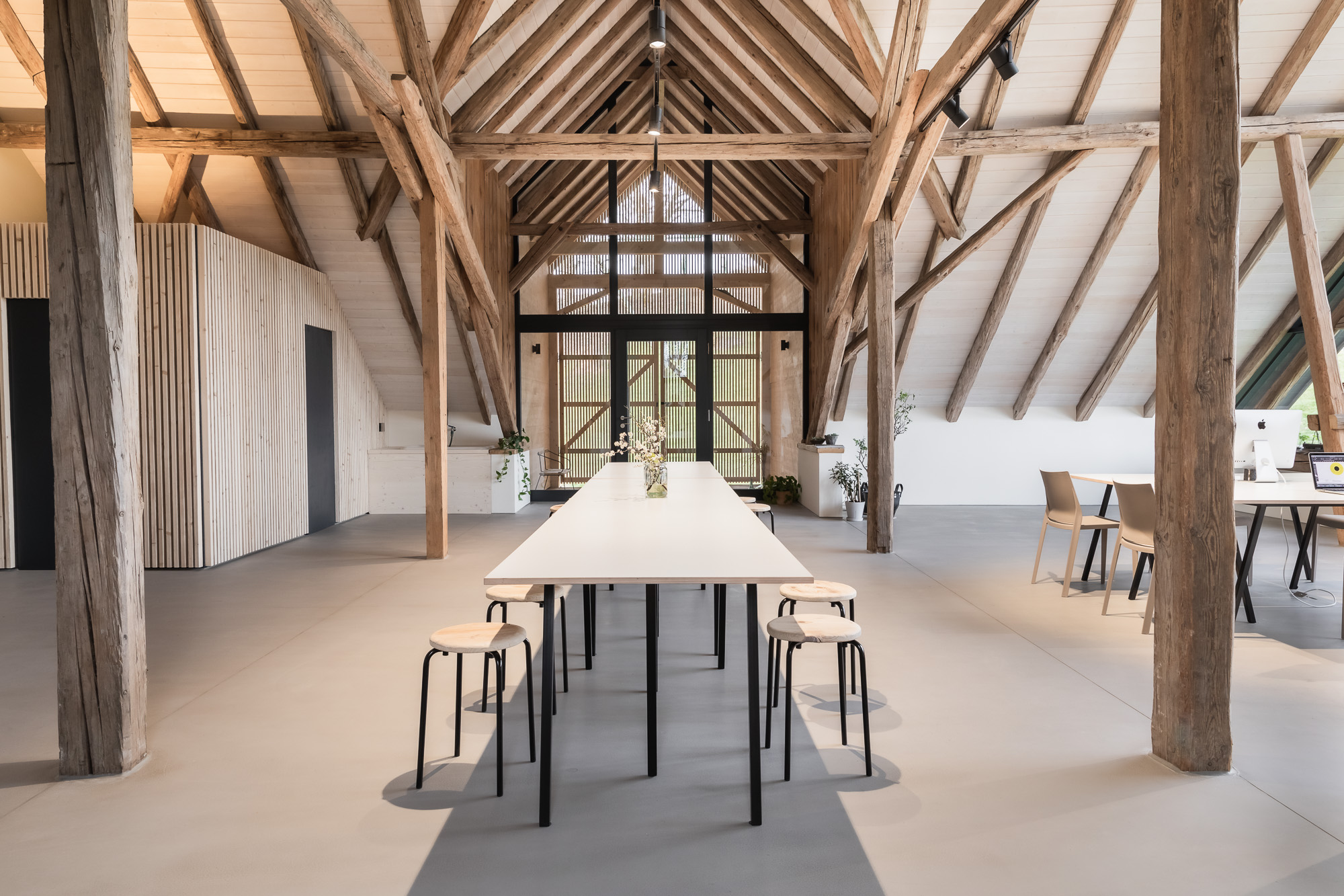 Heller Workshopraum im Studio Berge mit Holzbalken und langem Arbeitstisch